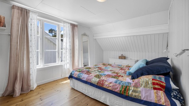 Hovedsoverommet har god plass til dobbeltseng og oppbevaring.