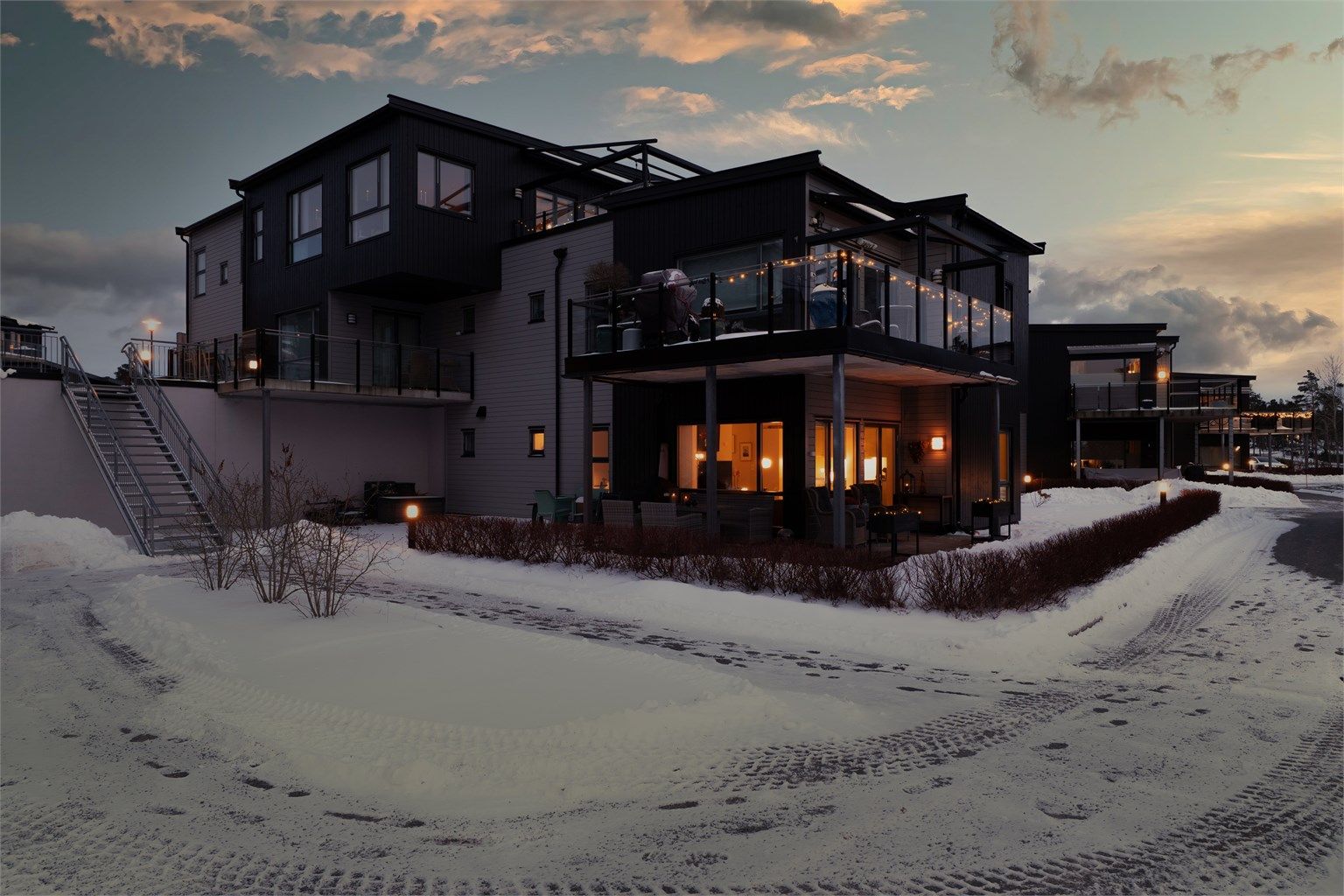 Leiligheten utgjør hele underetasjen og er blant få i sameiet med tilknyttet hage.
Fotograf; Kristoffer Kristiansen.