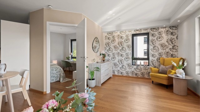 Himlinger med malt betong og malte plater, innfelte downlights i bod, entré/gang og stue/kjøkken.
