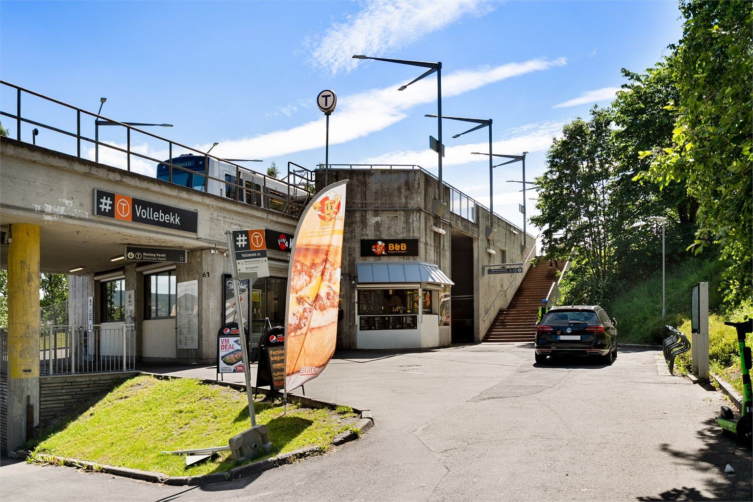 Vollebekk T-banestasjon ligger i umiddelbar nærhet, med linje 4 og 5 som tar deg effektivt mot Oslo sentrum, Storo, Majorstuen og videre til Sognsvann. 