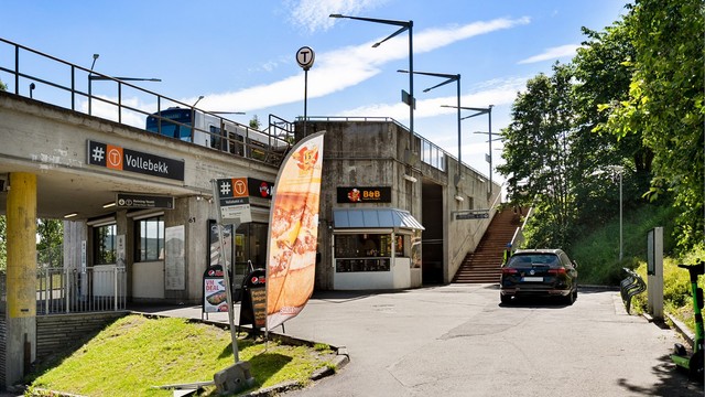 Vollebekk T-banestasjon ligger i umiddelbar nærhet, med linje 4 og 5 som tar deg effektivt mot Oslo sentrum, Storo, Majorstuen og videre til Sognsvann.