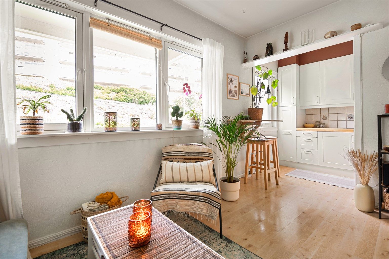 Leiligheten er meget plasseffektiv. Store vinduer gir mye lys til hele leiligheten. 