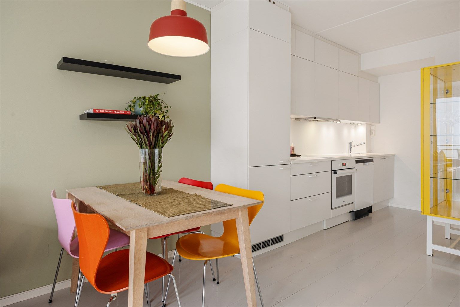 Kjøkkeninnredning fra HTH med glatte hvite fronter og laminert benkeplate.