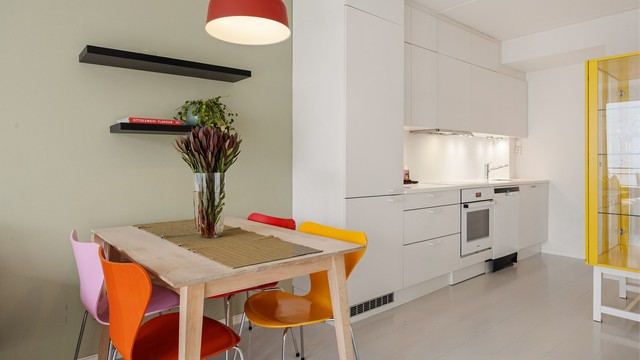 Kjøkkeninnredning fra HTH med glatte hvite fronter og laminert benkeplate.
