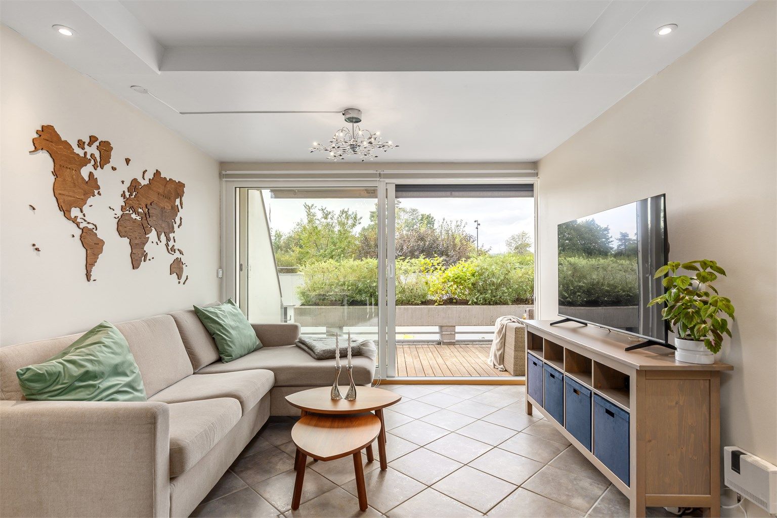 De store vindusflatene gir godt med naturlig lys inn i rommet. 
Alle vinduer og terrassedøren ble skiftet i 2019