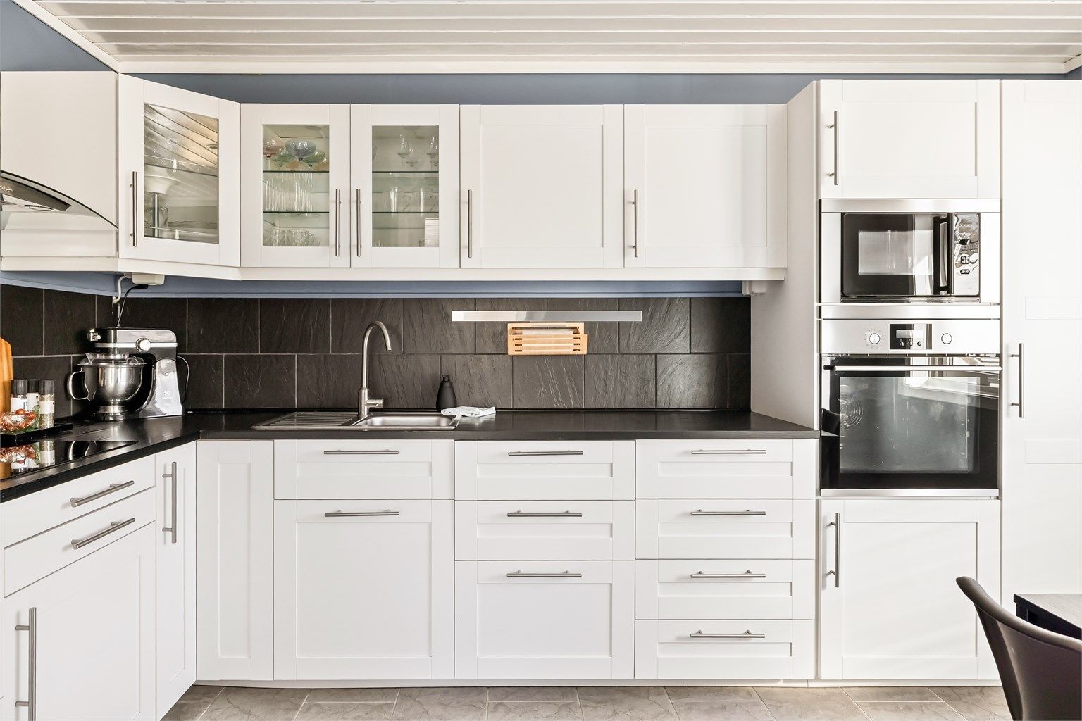 Integrerte hvitevarer inkluderer stekeovn, mikrobølgeovn, platetopp og oppvaskmaskin.