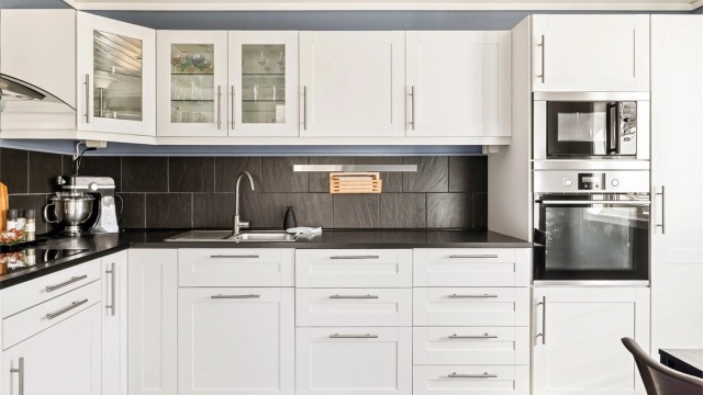 Integrerte hvitevarer inkluderer stekeovn, mikrobølgeovn, platetopp og oppvaskmaskin.