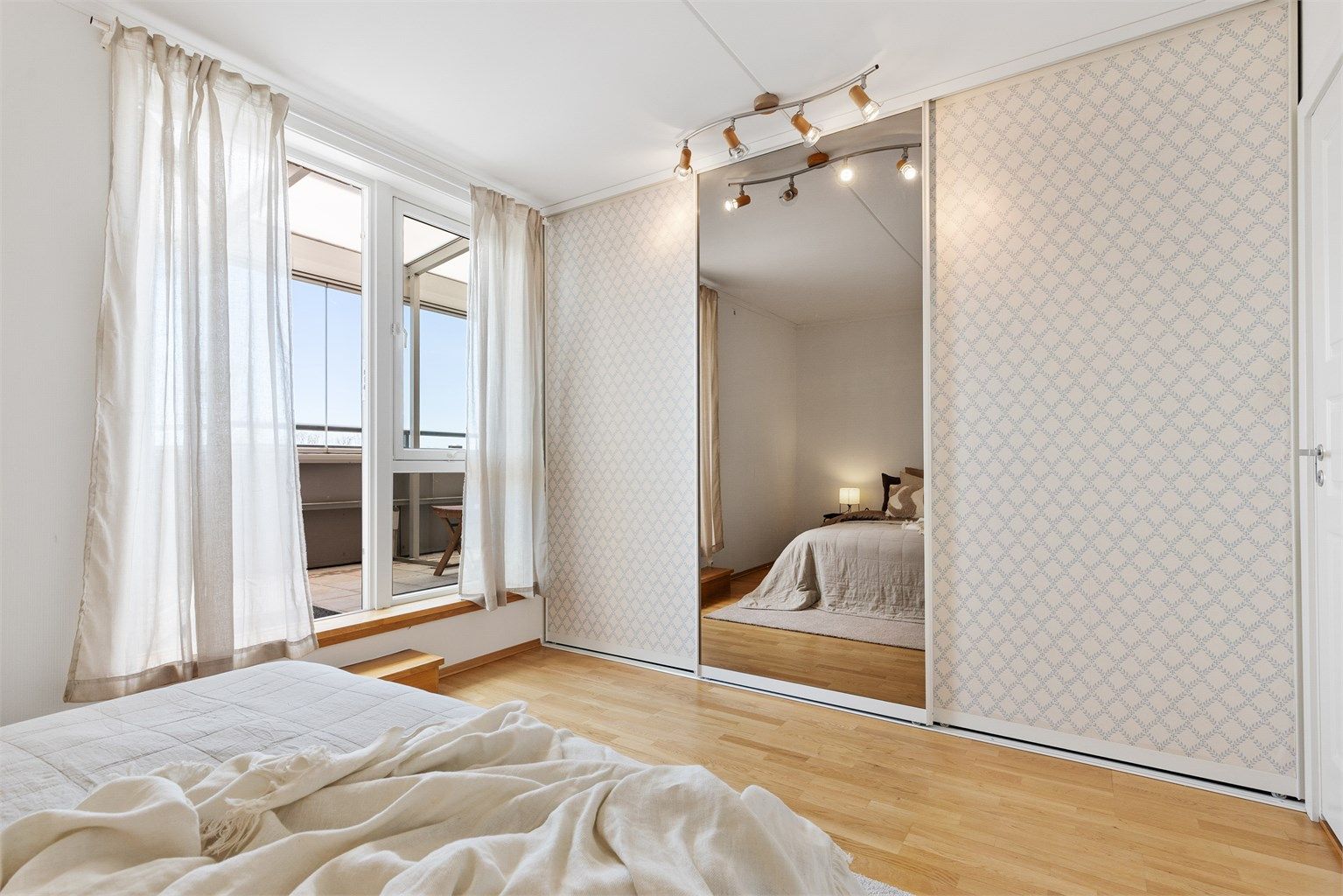 Leiligheten har 3 soverom. Hovedsoverommet har god plass til dobbeltseng med nattbord på hver side og har en stor skyvedørsgarderobe. Herfra er det utgang til en av de innglassede balkongene.