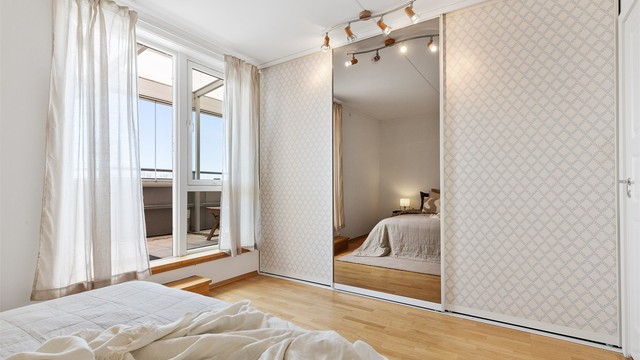 Leiligheten har 3 soverom. Hovedsoverommet har god plass til dobbeltseng med nattbord på hver side og har en stor skyvedørsgarderobe. Herfra er det utgang til en av de innglassede balkongene.