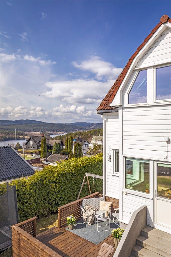 Boligen har en fantastisk beliggenhet i barnevennlig område med umiddelbar nærhet til marka