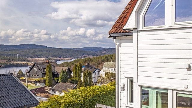 Boligen har en fantastisk beliggenhet i barnevennlig område med umiddelbar nærhet til marka