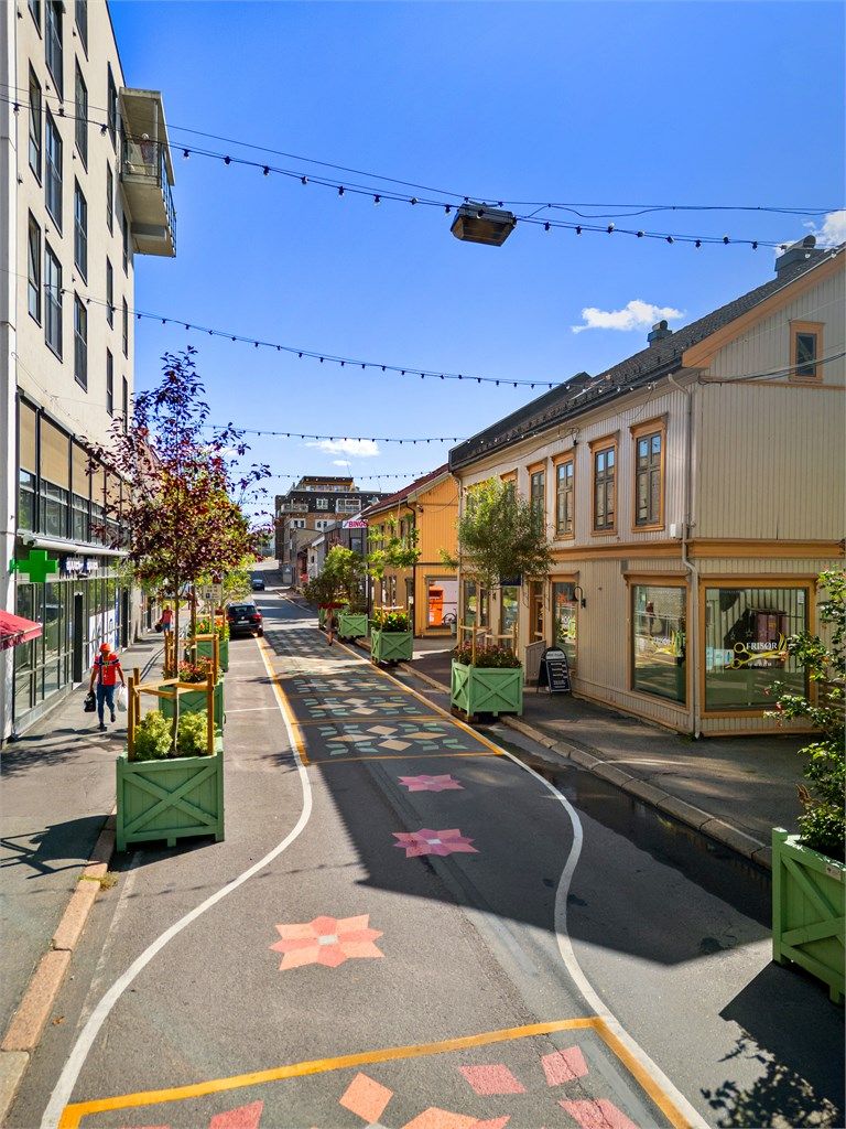 Her finner man også et stort utvalg av forretninger, bank, post, caféer/restauranter og underholdningstilbud.