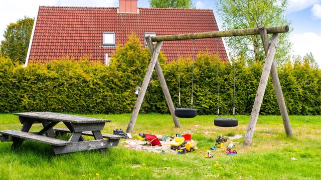 Felles lekeplass i et stille og rolig nabolag.