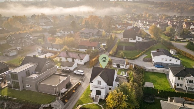 Ca. 10 minutters kjøring til Drammen, ca. 15 minutters kjøring til Asker og ca. 40 minutters kjøring til Oslo.