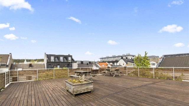 Sameiet disponerer en flott og solrik takterrasse