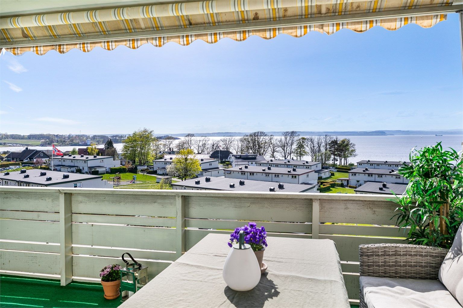 I fredelige, usjenerte omgivelser på egen veranda er det lett å glede seg over både ettermiddagssolen og den herlige fjordutsikten.