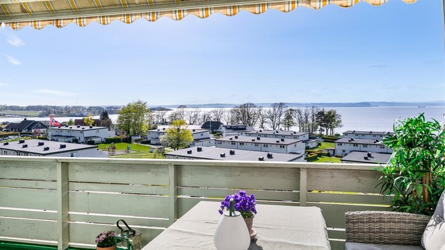 I fredelige, usjenerte omgivelser på egen veranda er det lett å glede seg over både ettermiddagssolen og den herlige fjordutsikten.