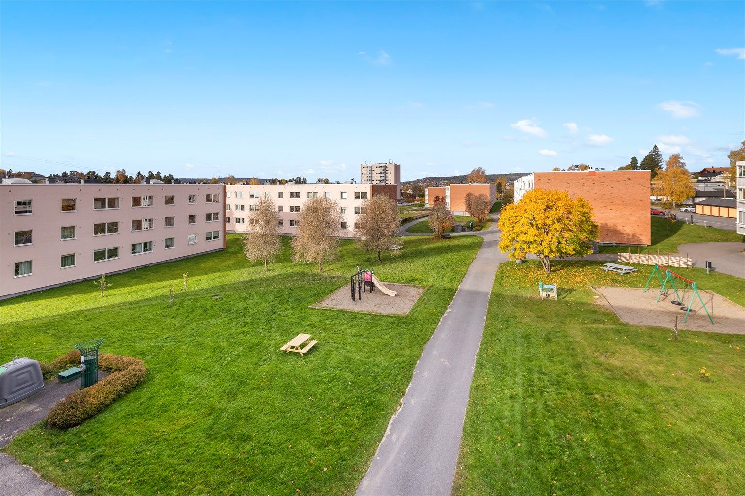 Utsikt mot borettslagets velstelte fellesarealer med lekeplasser og store grøntområder
Foto: Rene Borghagen