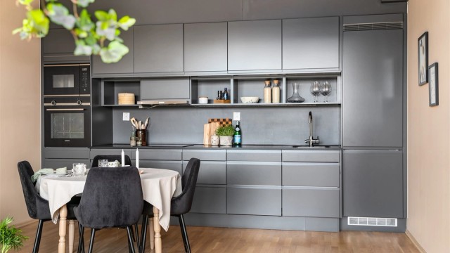 Leilighet H0302 i Rebækkas gate 29 presenteres av Krogsveen.
Med sin svært stilsikre fremtoning fyller kjøkkenet også rollen som et iøynefallende og lekkert møbel i stuen.