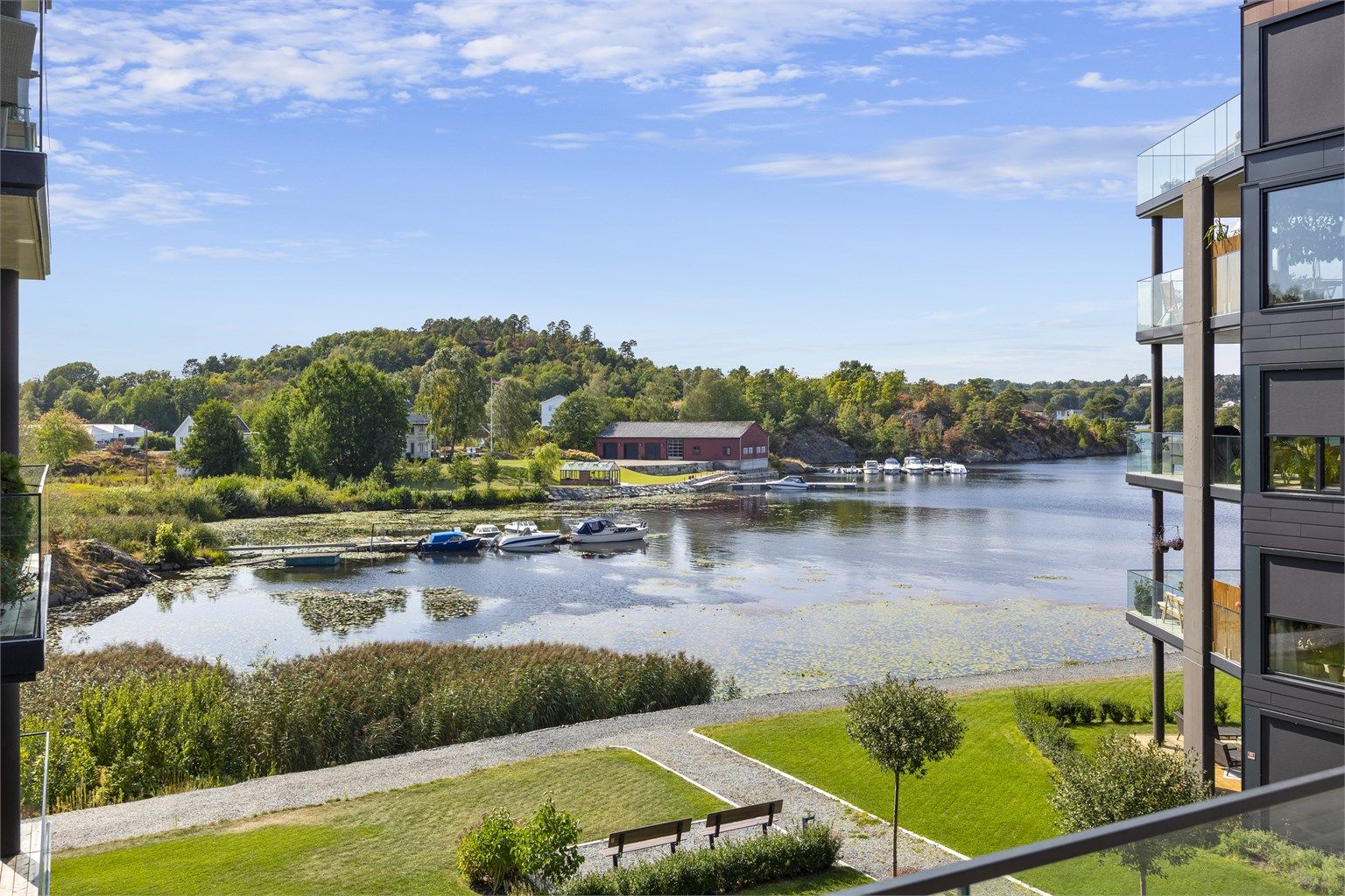 Nyt utsikten mot sjøen og de grønne fellesområdene.