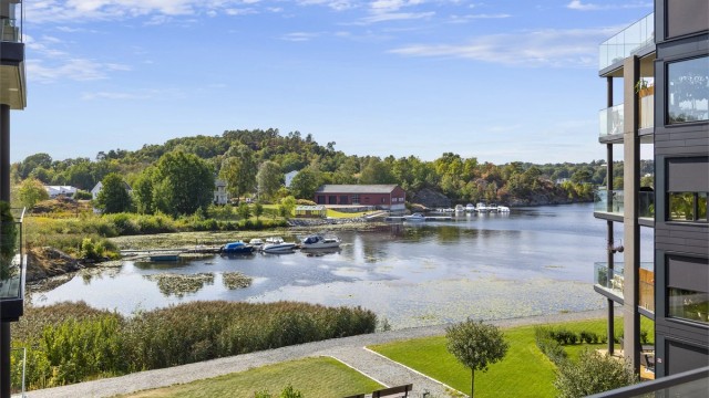 Nyt utsikten mot sjøen og de grønne fellesområdene.