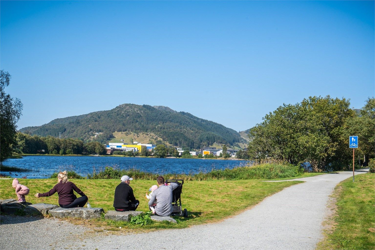 I nærheten finner man Liavannet som passer ypperlig til lufteturer på fine dager.
