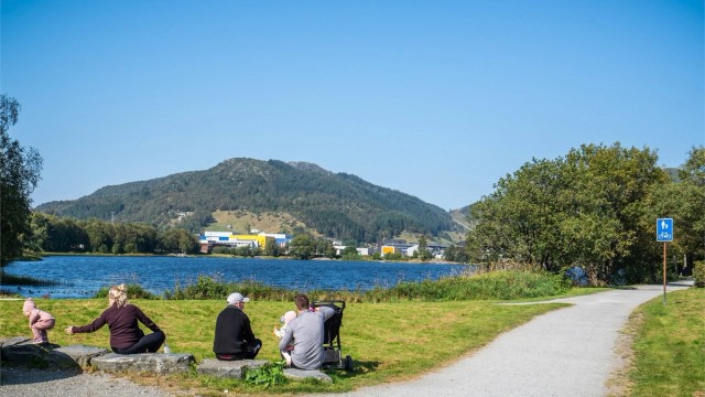 I nærheten finner man Liavannet som passer ypperlig til lufteturer på fine dager.