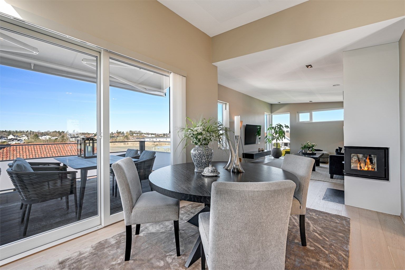 Fra spiseplassen er det åpen siktlinje gjennom stuen, noe som forsterker romfølelsen.