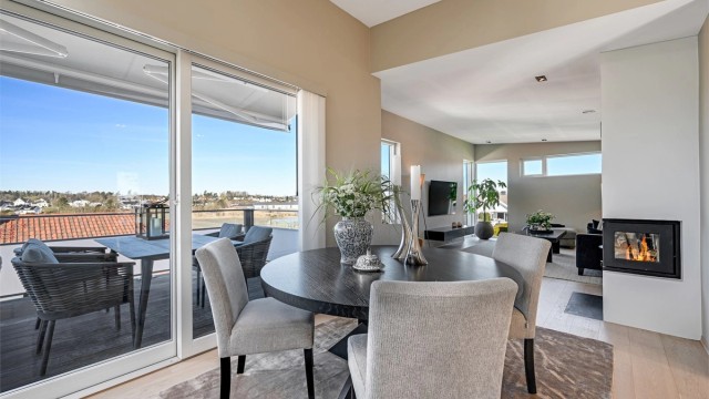 Fra spiseplassen er det åpen siktlinje gjennom stuen, noe som forsterker romfølelsen.