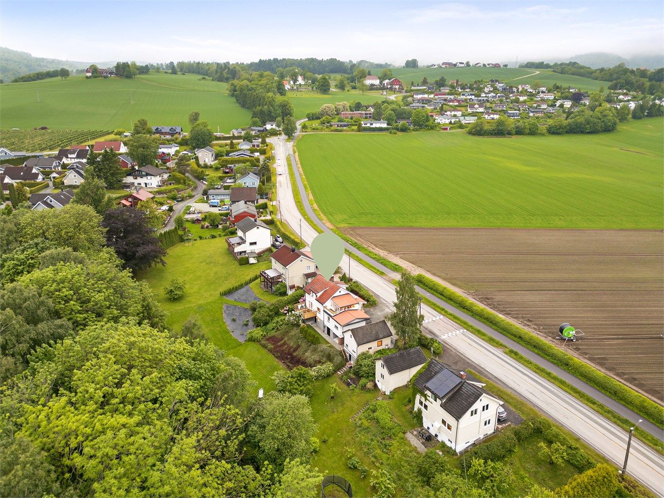 Kort gangavstand til bussholdeplass, matbutikk (Coop Extra), Hegg barneskole og barnehager.