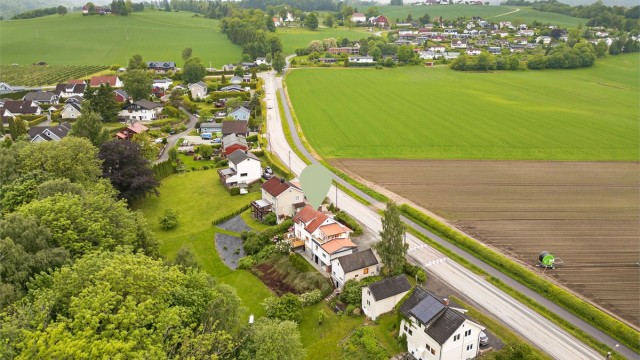 Kort gangavstand til bussholdeplass, matbutikk (Coop Extra), Hegg barneskole og barnehager.