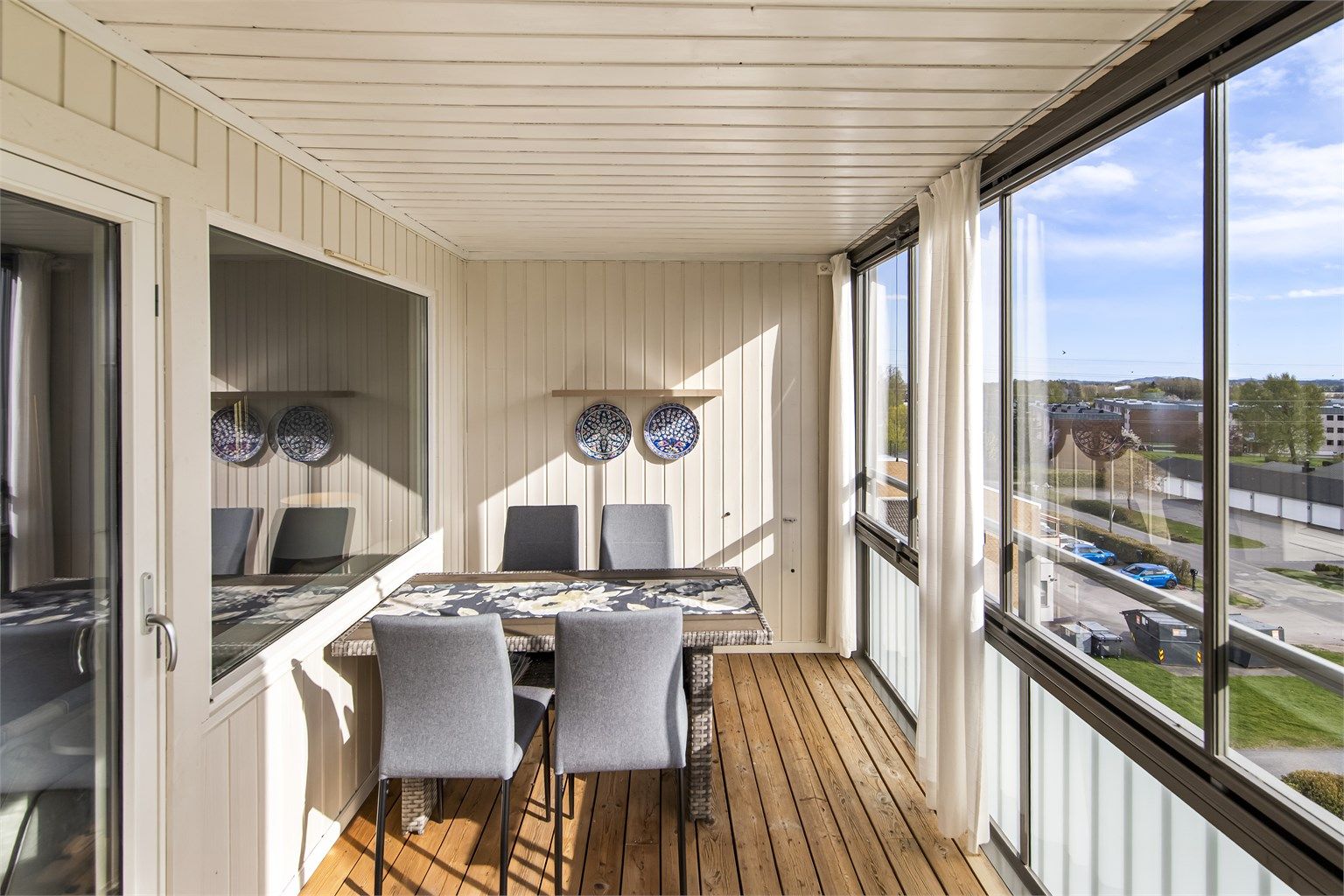Balkongen har rikelig med plass til møbler.