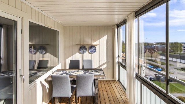 Balkongen har rikelig med plass til møbler.