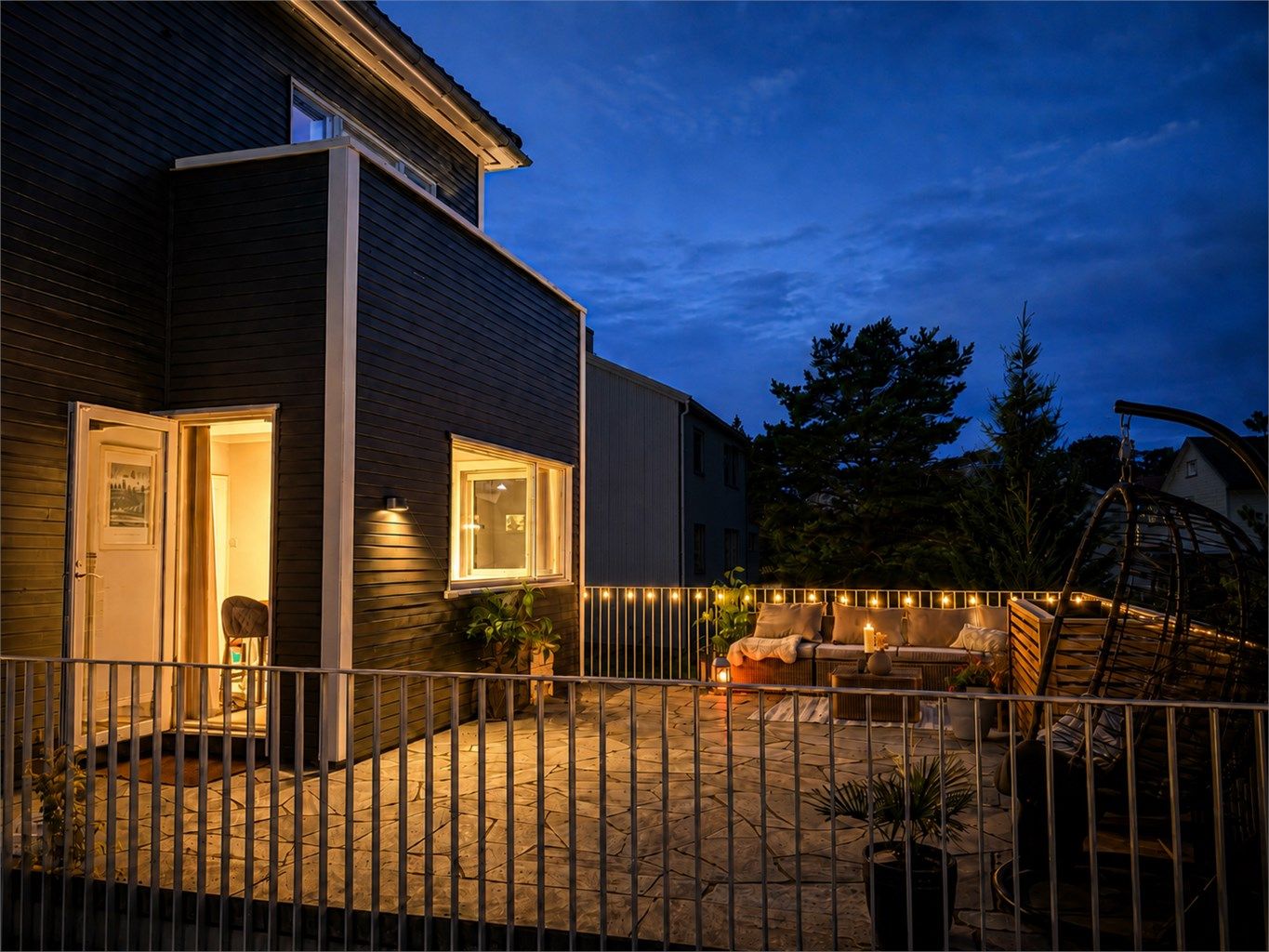 Romslig og hyggelig terrasse med god plass til avslapning og sosiale sammenkomster – perfekt for lange sommerkvelder.