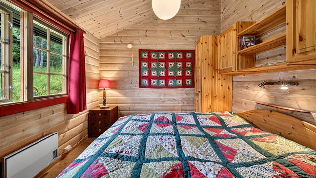 Hovedsoverommet ligger med tilkomst fra stuedelen