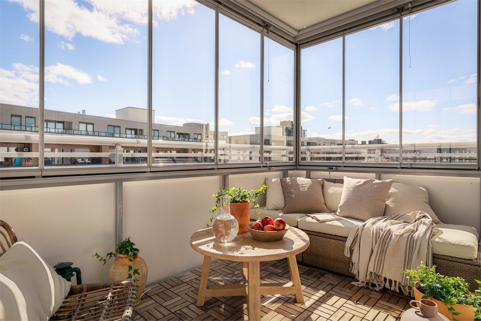 Den sydøstvendte balkongen på ca. 7 m² er innglasset, og fungerer som en forlengelse av stuen store deler av året.