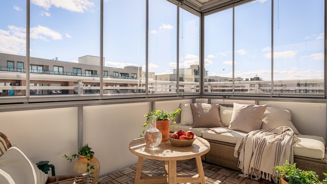 Den sydøstvendte balkongen på ca. 7 m² er innglasset, og fungerer som en forlengelse av stuen store deler av året.