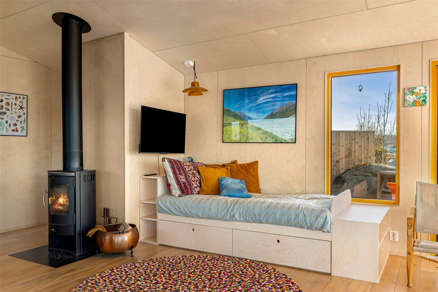 KOMBI: Senger, møbler og garderobeinnredning er bygget av møbelsnekker.  I allrommet har eier fått laget et "daybed" med oppbevaringsplass i hyller og skuffer.