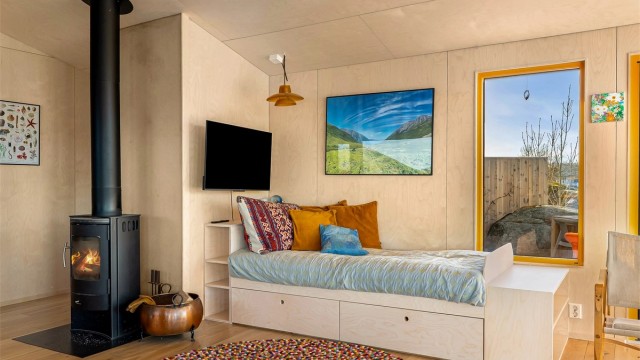 KOMBI: Senger, møbler og garderobeinnredning er bygget av møbelsnekker. I allrommet har eier fått laget et "daybed" med oppbevaringsplass i hyller og skuffer.