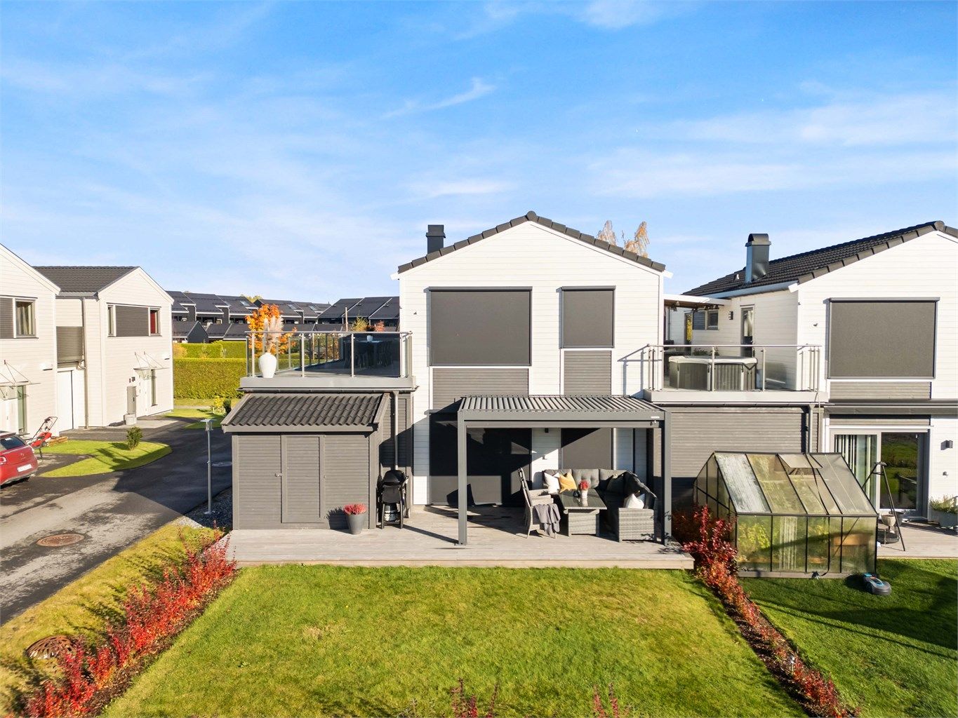 Eiendommen har gode solforhold fra tidlig morgen til sen kveld!