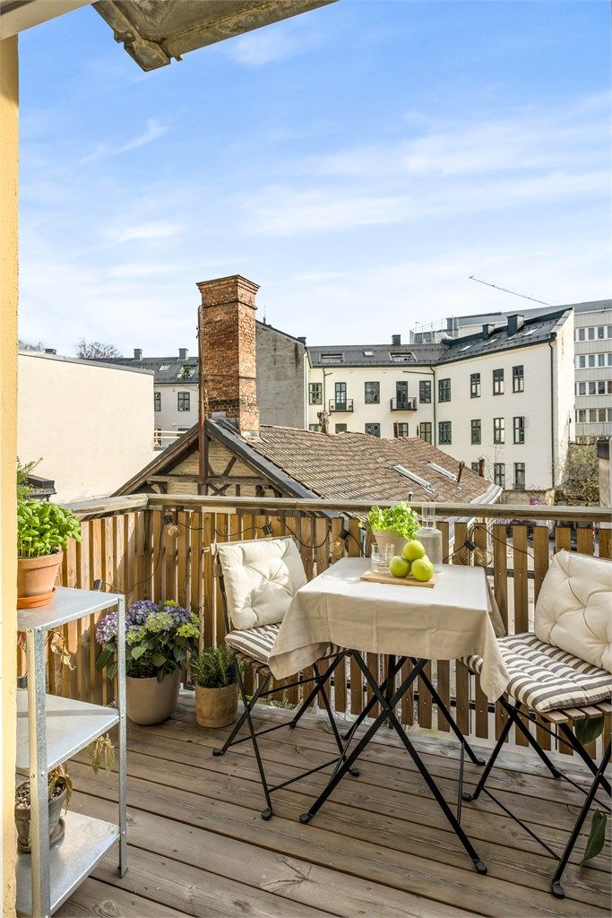 Balkongen er sydvendt med sol fra ca kl 08-17 sommerstid.