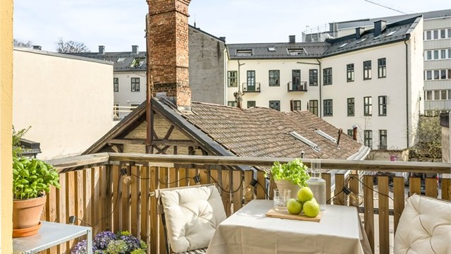 Balkongen er sydvendt med sol fra ca kl 08-17 sommerstid.