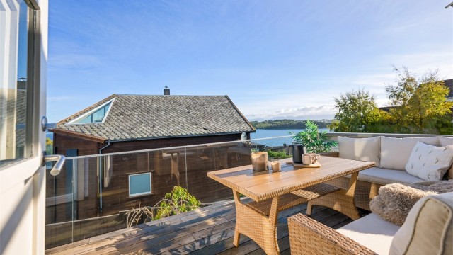 Nyt morgensolen og kaffen, fra terrassen med utsikt mot øst.