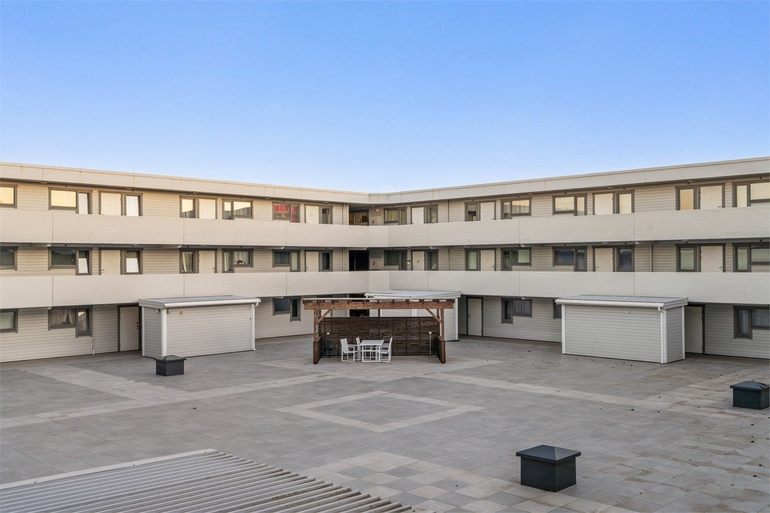 I atriet finnes en felles grillplass og møblement for sosiale sammenkomster.