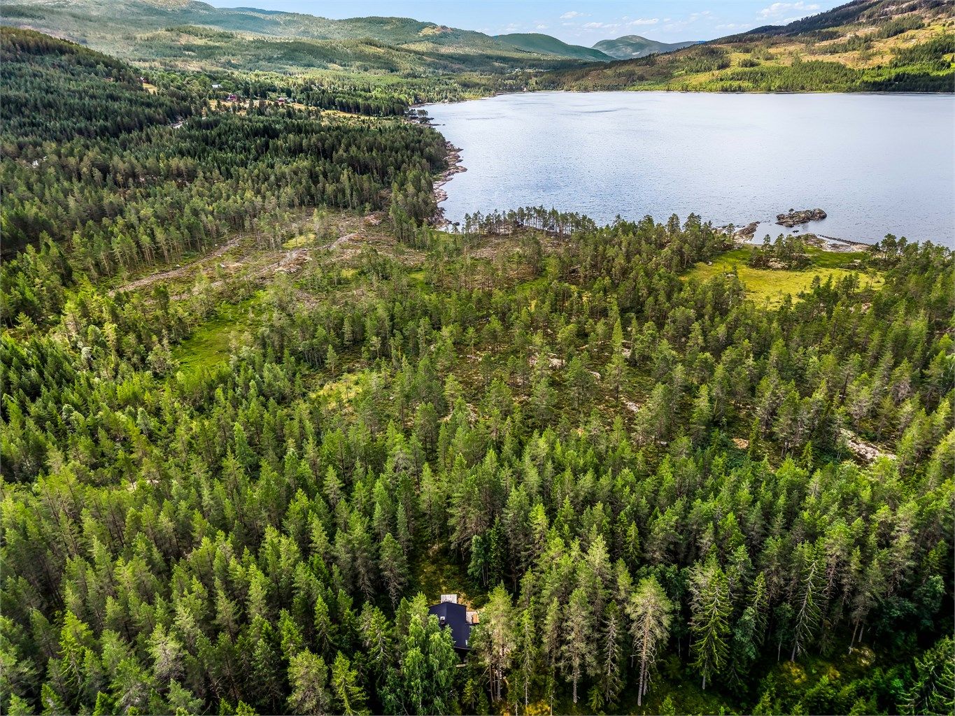 Hytta ligger kun en kort spasertur fra Skredvatn