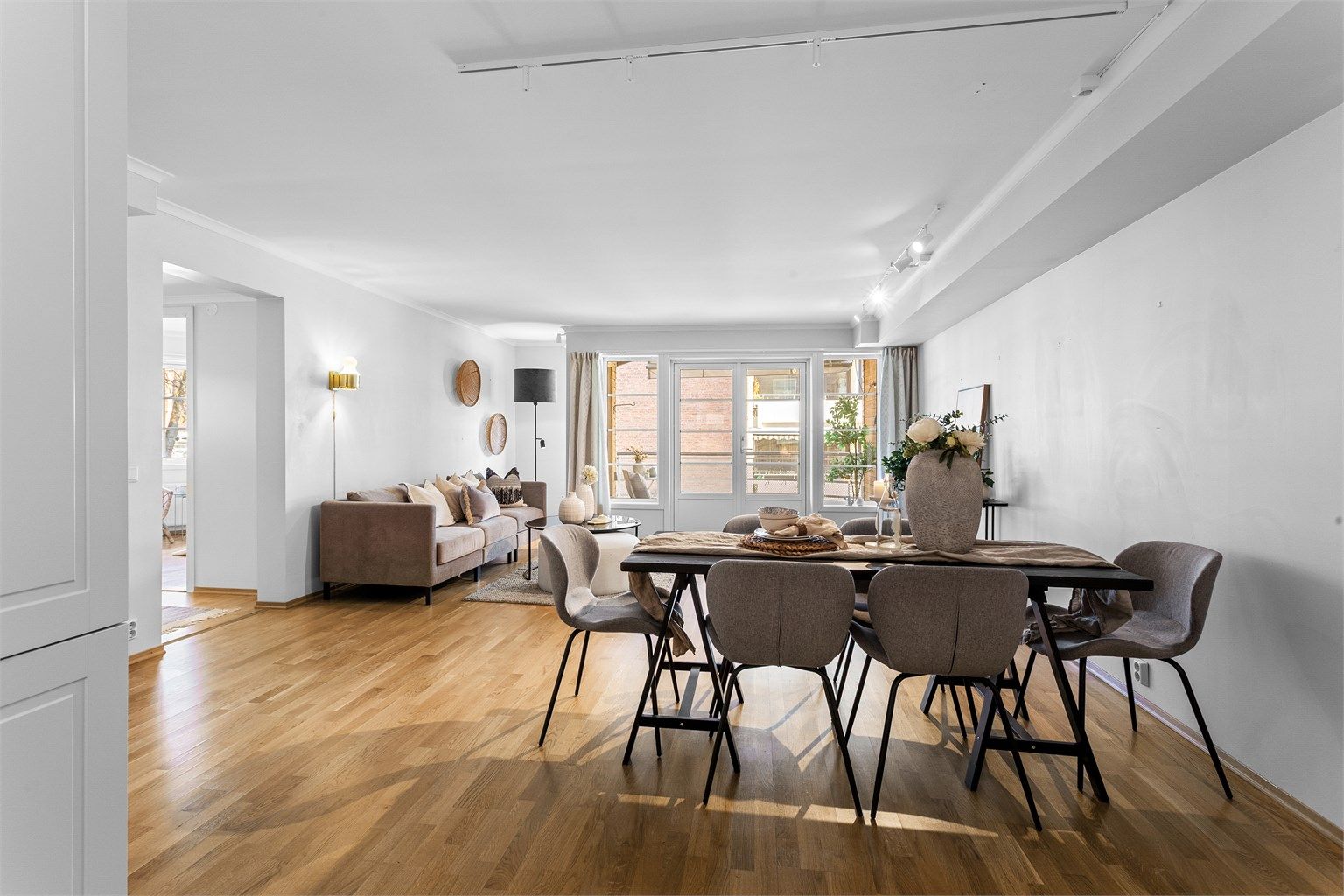 Stue med plass til spisebord og sofagruppe