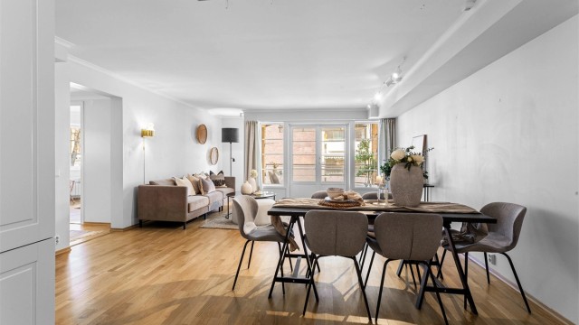 Stue med plass til spisebord og sofagruppe