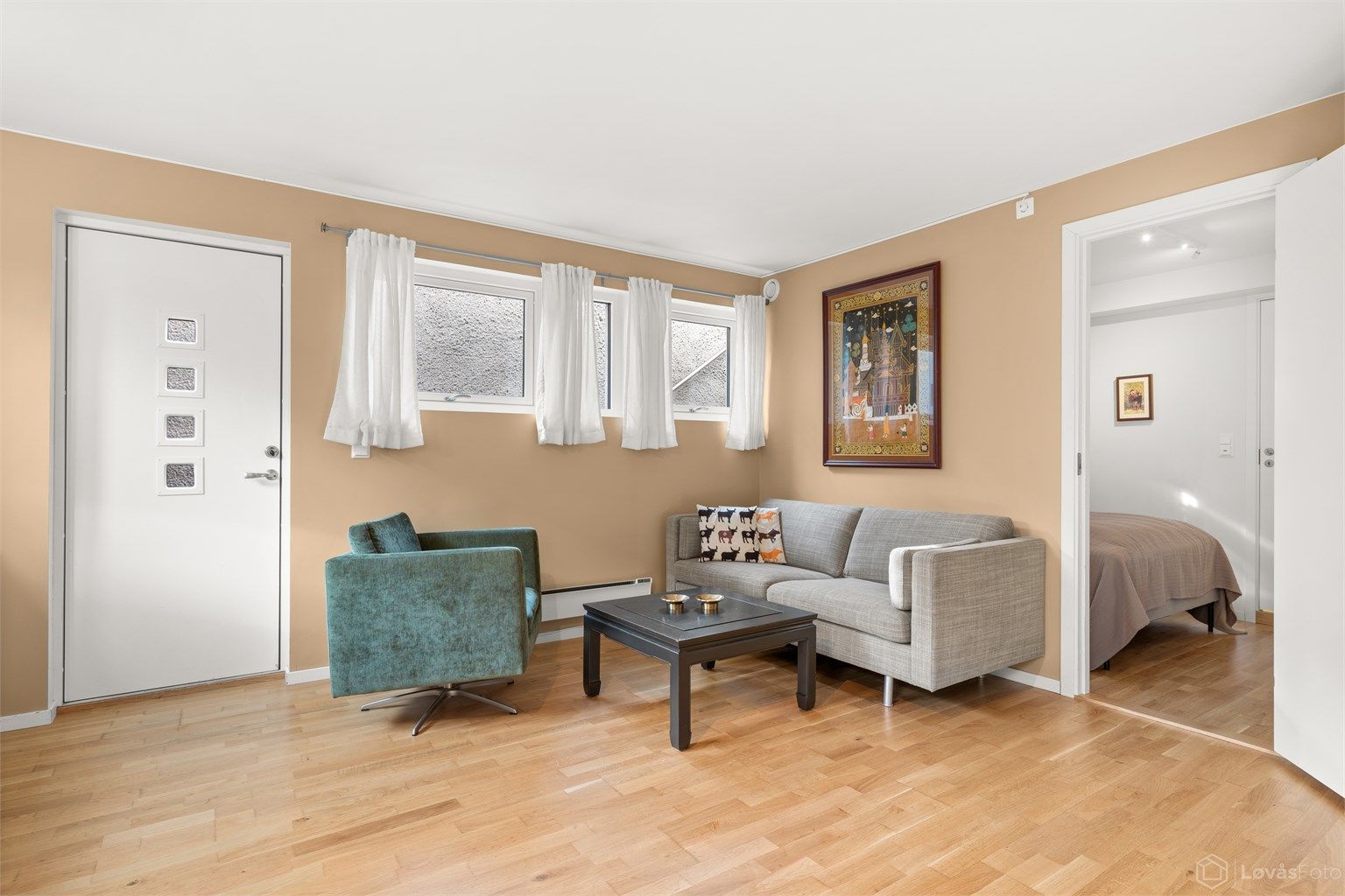 Fra stuen er det inngang til soverommet.