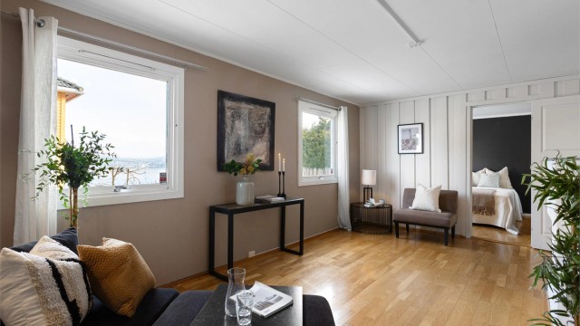 Stue i underetasjen med innmurt peis og gulvvarme