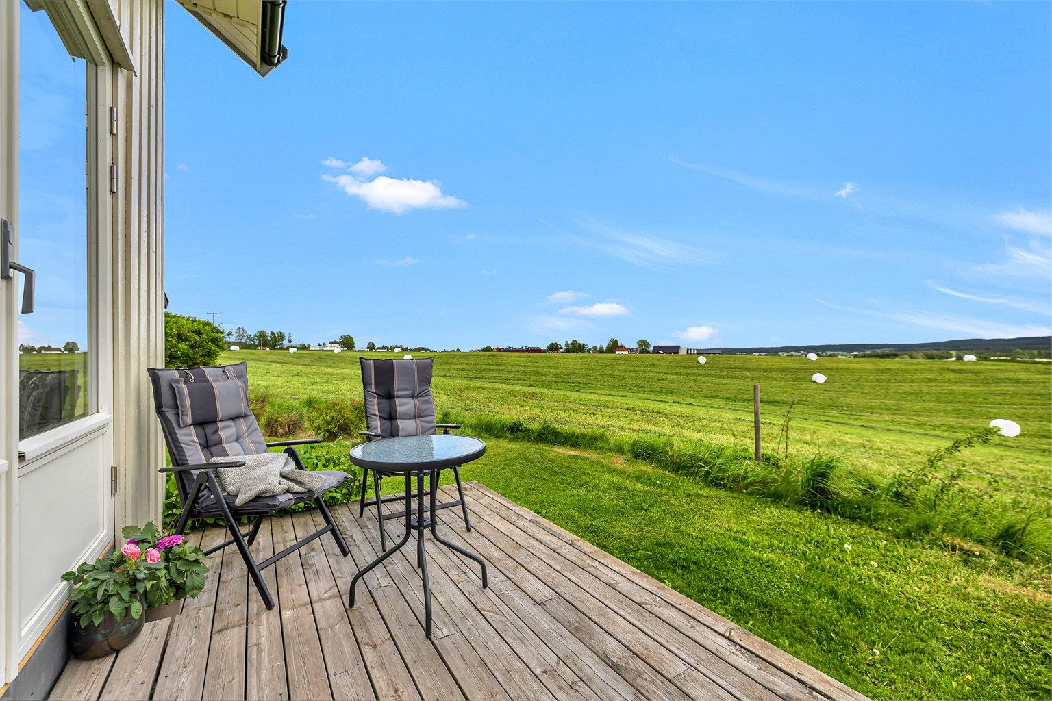 Utgang til nydelug uteplass og hage. Her får du kjenne på fred og en idyllisk beliggenhet. 